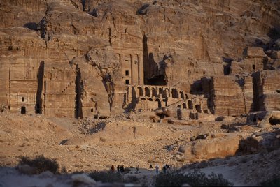 Vista delle tombe scavate nella roccia da Nabatean